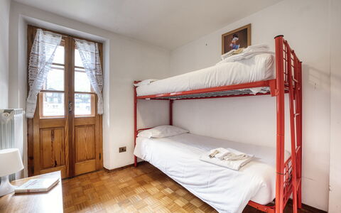 Appartamento Piazza Centrale: Finestra, Comfort, Legna, Telaio Del Letto, Costruzione, Letto, Pavimento, Immobiliare, Latifoglie