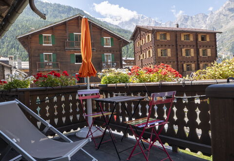 Appartamento Piazza Centrale: Pianta, Cielo, Proprietà, Costruzione, Nube, Finestra, Fiore, Albero, Montagna, Legna