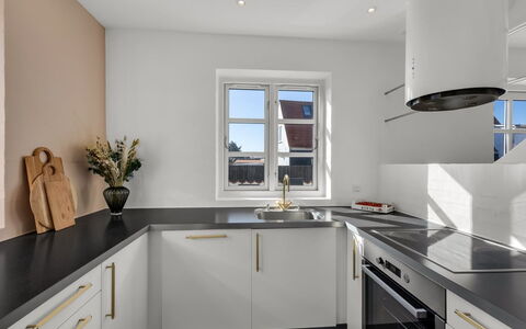 Birtir - 200M from the Sea: Controsoffitto, Cucina, Pavimentazione, Interior Design, Elettrodomestico Da Cucina, Cabinetry, Legna, Soffitto, Pavimento, Elettrodomestico