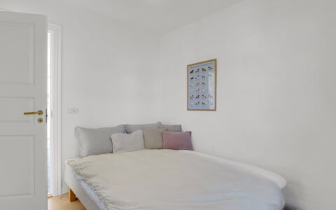 Birtir - 200M from the Sea: Letto, Mobilia, Camera Da Letto, Interior Design, Pavimento, Parete, Pavimentazione, Bedding, Legna, Lenzuolo