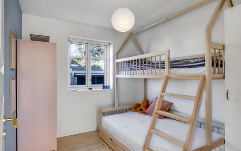 Birtir - 200M from the Sea: Mobilia, Letto, Interior Design, Camera Da Letto, Pavimentazione, Pavimento, Legna, Bedding, Letto A Castello, Soffitto