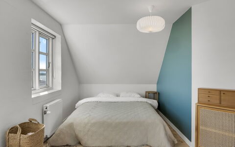 Birtir - 200M from the Sea: Camera Da Letto, Interior Design, Letto, Parete, Pavimentazione, Pavimento, Legna, Soffitto, Mobilia, Bedding