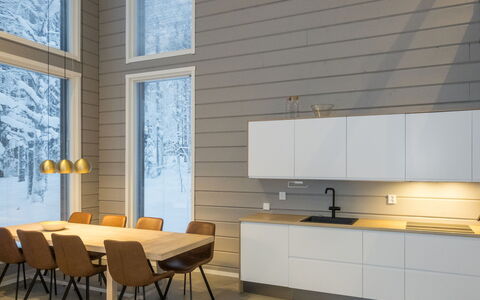 Levin Hiihtäjä: Balcone, Appartamento, Shade, Bicchiere, Condominio, Corrimano, Portico, Illuminazione Diurna, Deck, Mobili Da Esterno