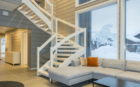Levin Hiihtäjä: Balcone, Appartamento, Shade, Bicchiere, Condominio, Corrimano, Portico, Illuminazione Diurna, Deck, Mobili Da Esterno