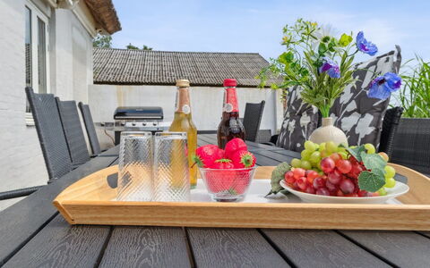 Fridgerd - 4.8Km from the Sea: Mobilia, Interior Design, Pavimentazione, Pavimento, Soffitto, Camera, Sedia, Tavolo, Appartamento, Cucina & Sala Da Pranzo Tavolo