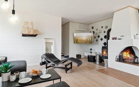 Fridgerd - 4.8Km from the Sea: Mobilia, Interior Design, Pavimentazione, Pavimento, Soffitto, Camera, Sedia, Tavolo, Appartamento, Cucina & Sala Da Pranzo Tavolo