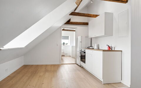 Fridgerd - 4.8Km from the Sea: Mobilia, Interior Design, Pavimentazione, Pavimento, Soffitto, Camera, Sedia, Tavolo, Appartamento, Cucina & Sala Da Pranzo Tavolo