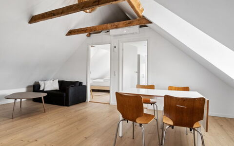 Fridgerd - 4.8Km from the Sea: Mobilia, Interior Design, Pavimentazione, Pavimento, Soffitto, Camera, Sedia, Tavolo, Appartamento, Cucina & Sala Da Pranzo Tavolo
