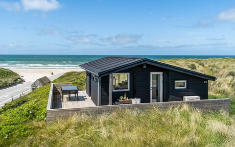 Fatlinda - 50M from the Sea: Soffitto, Pavimentazione, Interior Design, Pavimento, Materiale Composito, Mobilia, Ricorrere, Hotel, Design, Illuminazione Diurna