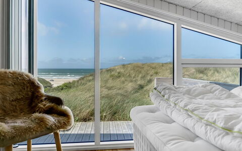 Fatlinda - 50M from the Sea: Soffitto, Pavimentazione, Interior Design, Pavimento, Materiale Composito, Mobilia, Ricorrere, Hotel, Design, Illuminazione Diurna