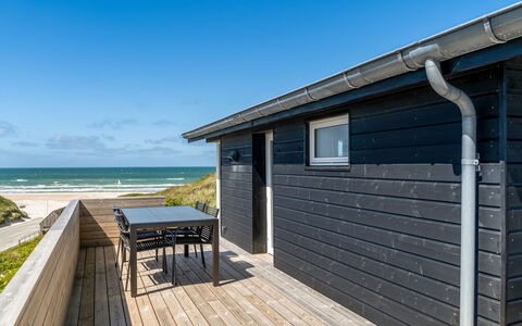 Fatlinda - 50M from the Sea: Soffitto, Pavimentazione, Interior Design, Pavimento, Materiale Composito, Mobilia, Ricorrere, Hotel, Design, Illuminazione Diurna