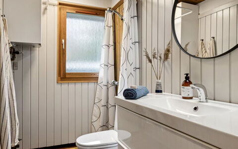 Sofja - 175M to the Fjord: Interior Design, Pavimentazione, Idraulico Fixture, Bagno, Pavimento, Camera, Idraulico, Rubinetto, Mobiletto Del Bagno, Lavello