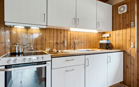 Sofja - 175M to the Fjord: Cucina, Elettrodomestico Da Cucina, Controsoffitto, Legna, Apparecchio Major, Cabinetry, Interior Design, Lavello, Pavimentazione, Soffitto