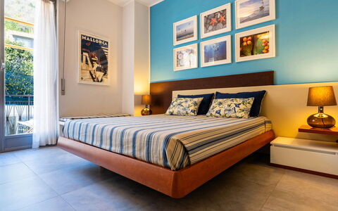 Borghouse: Mobilia, Letto, Interior Design, Camera Da Letto, Pavimentazione, Bedding, Pavimento, Lenzuolo, Legna, Camera