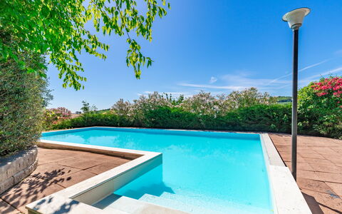 Villa La Pagliarina: Acqua, Cielo, Pianta, Proprietà, Piscina, Street Luce, Nube, Azzurro, Rettangolo, Shade