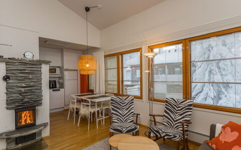 Kesä-Iikka 4: Interior Design, Mobilia, Pavimentazione, Legna, Soffitto, Pavimento, Lampada, Camera, Illuminazione, Soggiorno