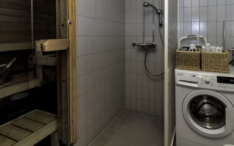 Kesä-Iikka 4: Pavimentazione, Pavimento, Legna, Interior Design, Idraulico Fixture, Idraulico, Bagno, Piastrella, Camera, Materiale Composito