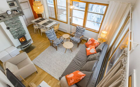 Kesä-Iikka 4: Mobilia, Interior Design, Divano, Pavimentazione, Legna, Pavimento, Soggiorno, Soffitto, Camera, Appartamento