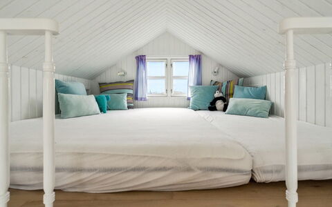 Ofrath - 5M from the Sea: Mobilia, Interior Design, Pavimento, Pavimentazione, Parete, Camera Da Letto, Legna, Letto, Soffitto, Tessile