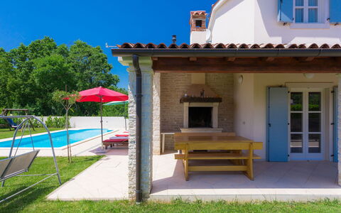 Azura: Nube, Cielo, Acqua, Finestra, Shade, Corpo D'Acqua, Legna, Immobiliare, Tinte E Ombre, Tempo Libero