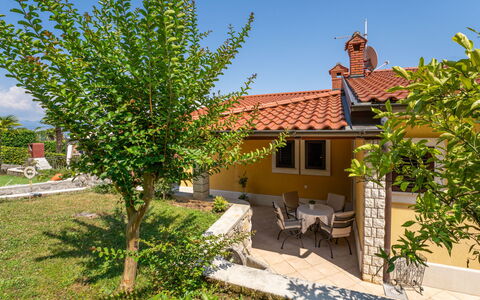 Villa Valy: Pianta, Cielo, Finestra, Costruzione, Casa, Zona Residenziale, Villetta, Area Rurale, Albero, Shade