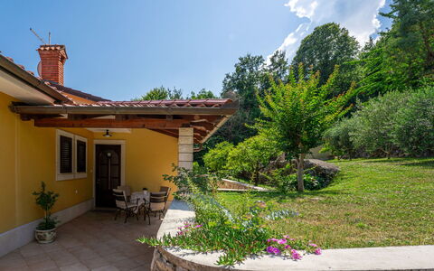 Villa Valy: Pianta, Cielo, Nube, Costruzione, Finestra, Vaso Di Fiori, Albero, Casa, Lotto, Sedia