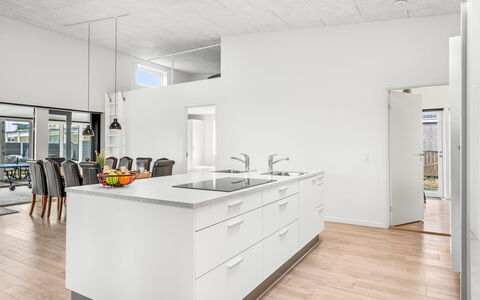 Clarabelle - 1.2Km from the Sea: Pavimentazione, Pavimento, Interior Design, Legna, Pavimento In Legno, Soffitto, Cucina, Controsoffitto, Cabinetry, Camera