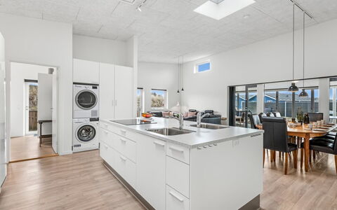 Clarabelle - 1.2Km from the Sea: Pavimentazione, Cucina, Interior Design, Pavimento, Controsoffitto, Soffitto, Legna, Elettrodomestico Da Cucina, Apparecchio Major, Pavimento In Legno