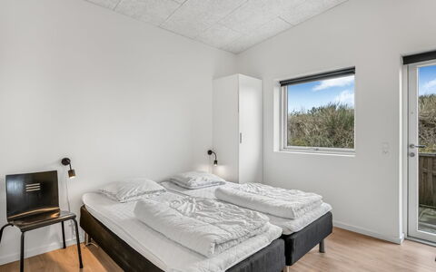 Clarabelle - 1.2Km from the Sea: Soffitto, Appartamento, Camera Da Letto, Illuminazione Diurna, Bedding, Congelamento, Letto, Telaio Del Letto