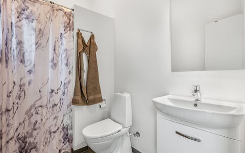 Clarabelle - 1.2Km from the Sea: Pavimentazione, Toilet Seat, Pavimento, Idraulico Fixture, Interior Design, Bagno, Gabinetto, Idraulico, Camera, Soffitto