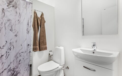 Clarabelle - 1.2Km from the Sea: Pavimentazione, Toilet Seat, Pavimento, Interior Design, Idraulico Fixture, Bagno, Gabinetto, Idraulico, Camera, Lavello