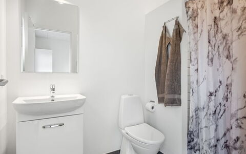 Clarabelle - 1.2Km from the Sea: Pavimentazione, Pavimento, Interior Design, Toilet Seat, Idraulico Fixture, Bagno, Gabinetto, Soffitto, Idraulico, Mobiletto Del Bagno