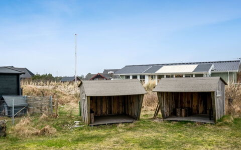 Nafne - 1.2Km from the Sea: Tetto, Casa, Casa, Villetta, Porta, Raccordo, Deck, Portico, Plank, Latifoglie