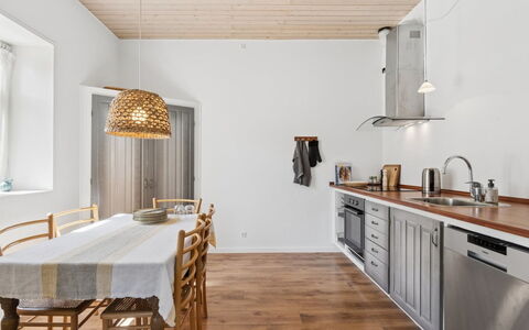 Antonina - 1.5Km from the Sea: Pavimentazione, Cucina, Legna, Interior Design, Mobilia, Controsoffitto, Soffitto, Pavimento, Lampada, Cabinetry