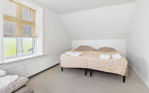 Antonina - 1.5Km from the Sea: Pavimento, Camera Da Letto, Pavimentazione, Interior Design, Letto, Soffitto, Bedding, Lenzuolo, Biancheria, Telaio Del Letto