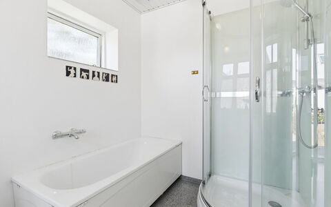 Antonina - 1.5Km from the Sea: Bagno, Idraulico Fixture, Soffitto, Pavimentazione, Interior Design, Idraulico, Pavimento, Vasca Da Bagno, Rubinetto, Doccia
