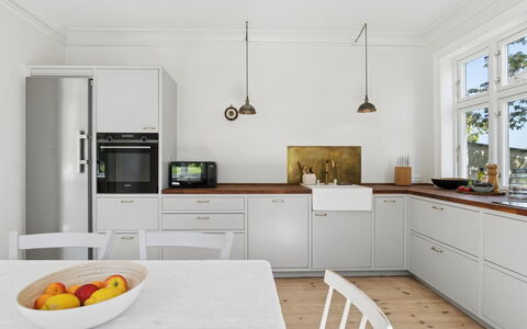 Antonina - 1.5Km from the Sea: Cucina, Pavimentazione, Cabinetry, Controsoffitto, Elettrodomestico Da Cucina, Interior Design, Legna, Mobilia, Pavimento, Soffitto