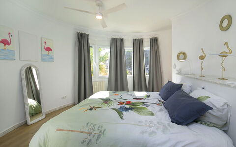 Angela: Interior Design, Mobilia, Camera Da Letto, Letto, Parete, Soffitto, Bedding, Lenzuolo, Camera, Casa