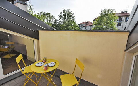 White Attic Terrace: Cielo, Mobilia, Tavolo, Costruzione, Finestra, Sedia, Shade, Albero, Legna, Giallo