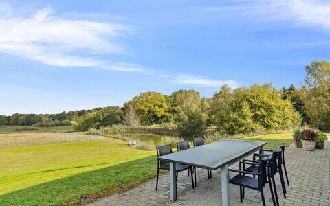 Marrit - 500M from the Sea: Cielo, Blu, Albero, Erba, Arbusto, Pascolo, Lotto, Plain, Giardino
