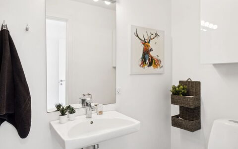 Marrit - 500M from the Sea: Interior Design, Parete, Idraulico Fixture, Pavimentazione, Lavandino Del Bagno, Pavimento, Bagno, Soffitto, Lavello, Camera