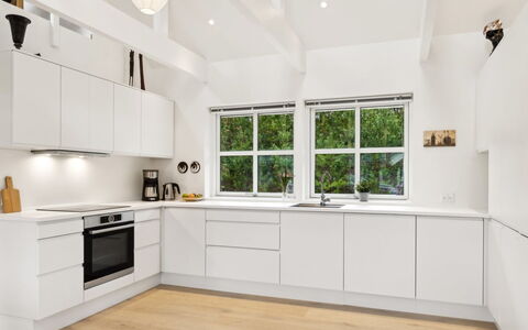 Marrit - 500M from the Sea: Pavimentazione, Interior Design, Cucina, Legna, Controsoffitto, Elettrodomestico Da Cucina, Soffitto, Cabinetry, Pavimento, Pavimento In Legno