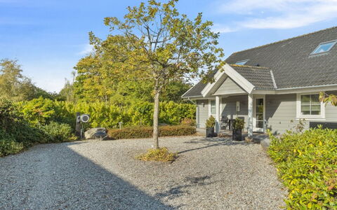 Marrit - 500M from the Sea: Arbusto, Casa, Tetto, Villetta, Driveway, Groundcover, Estate, Landscaping, Giardino, Passerella