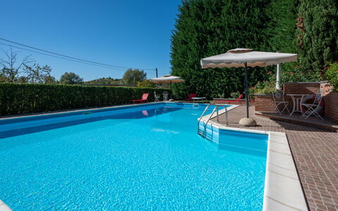 La Casa del Nonno: Piscina, Blu, Acqua, Ricorrere, Materiale Composito, Tempo Libero, Mobili Da Esterno, Shade, Eco Hotel, Giochi D'Acqua