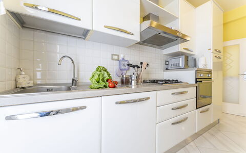 Leandro's House Near Thermal Baths: Lavandino Della Cucina, Cabinetry, Controsoffitto, Lavello, Rubinetto, Cucina, Costruzione, Interior Design, Cassetto, Cucina Stufa