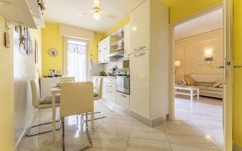 Leandro's House Near Thermal Baths: Mobilia, Costruzione, Sedia, Giallo, Porta, Pavimento, Finestra, Pavimentazione