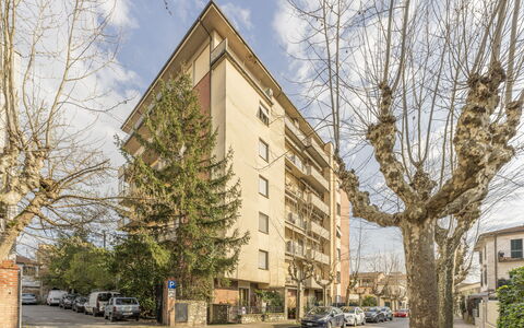 Leandro's House Near Thermal Baths: Cielo, Nube, Costruzione, Finestra, Ruota, Pianta, Albero, Auto, Palazzone, Condominio