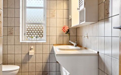 Sebine - 800M from the Sea: Bagno, Idraulico Fixture, Parete, Pavimentazione, Lavello, Lavandino Del Bagno, Interior Design, Pavimento, Rubinetto, Gabinetto