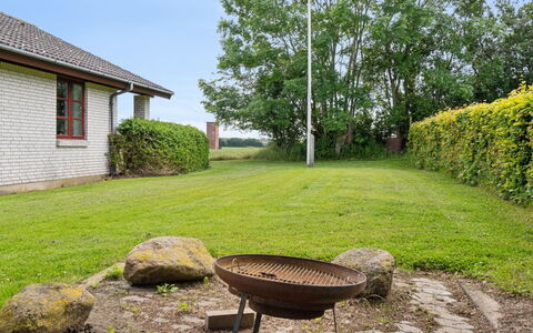 Sebine - 800M from the Sea: Erba, Giardino, Arbusto, Paesaggio, Lotto, Prato, Groundcover, Villetta