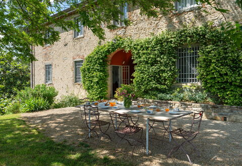 Casa Mirandola: Pianta, Tavolo, Mobilia, Costruzione, Proprietà, Finestra, Sedia, Tavolo Esterno, Mobili Da Esterno, Shade